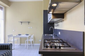 Réfrigérateur, four, batterie de cuisine, vaisselle et ustensiles