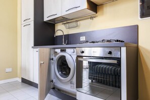 Réfrigérateur, four, batterie de cuisine, vaisselle et ustensiles