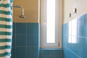 Douche, articles de toilette gratuits, sèche-cheveux, bidet