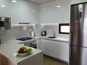 Kühlschrank, Mikrowelle, Ofen, Geschirrspüler