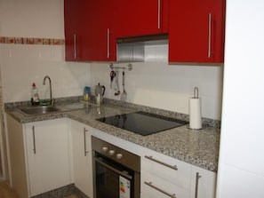 Kühlschrank, Mikrowelle, Ofen, Kochgeschirr/Geschirr/Besteck