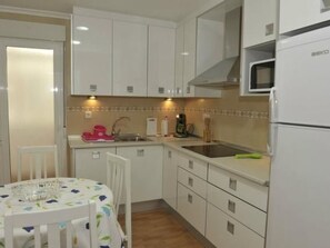 Fridge, microwave, oven, cookware/dishes/utensils - "Yovalu1" mit Balkon by Interhome (Torrevieja)
