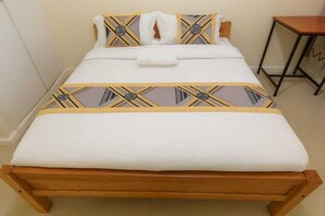 Schreibtisch, laptopgeeigneter Arbeitsplatz, Verdunkelungsvorhänge