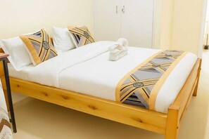 Desk, laptop workspace, blackout curtains, iron/ironing board - County Gate Hotel & Spa Murang'a (Murang'a)