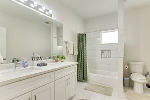 Interior - 4 Mi to NRG Stadium: Family Getaway w/ Balcony! (Houston)