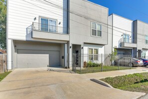 Interior - 4 Mi to NRG Stadium: Family Getaway w/ Balcony! (Houston)