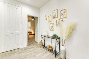 Interior - 4 Mi to NRG Stadium: Family Getaway w/ Balcony! (Houston)