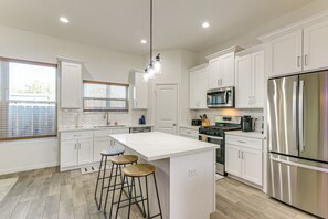 Interior - 4 Mi to NRG Stadium: Family Getaway w/ Balcony! (Houston)