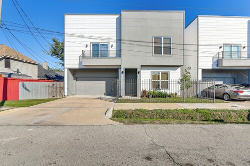 4 Mi to NRG Stadium: Family Getaway w/ Balcony!