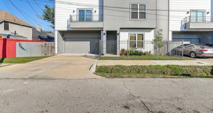 4 Mi to NRG Stadium: Family Getaway w/ Balcony!