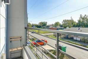 Interior - 4 Mi to NRG Stadium: Family Getaway w/ Balcony! (Houston)