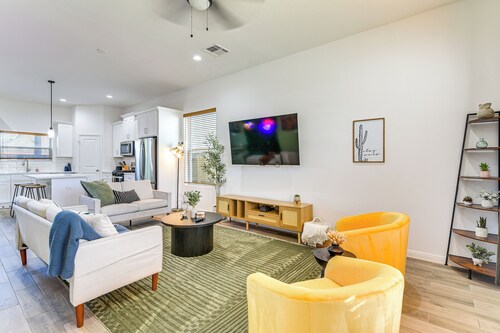 4 Mi to NRG Stadium: Family Getaway w/ Balcony!