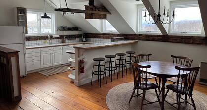 Historic Farmhouse Apartment in Stowe - Sheep & Llamas Too!