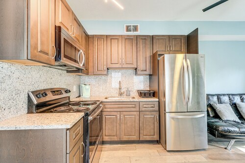 Couple's Retreat 5 Mi to Tampa Riverwalk!