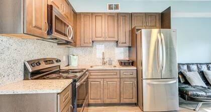 Couple's Retreat 5 Mi to Tampa Riverwalk!