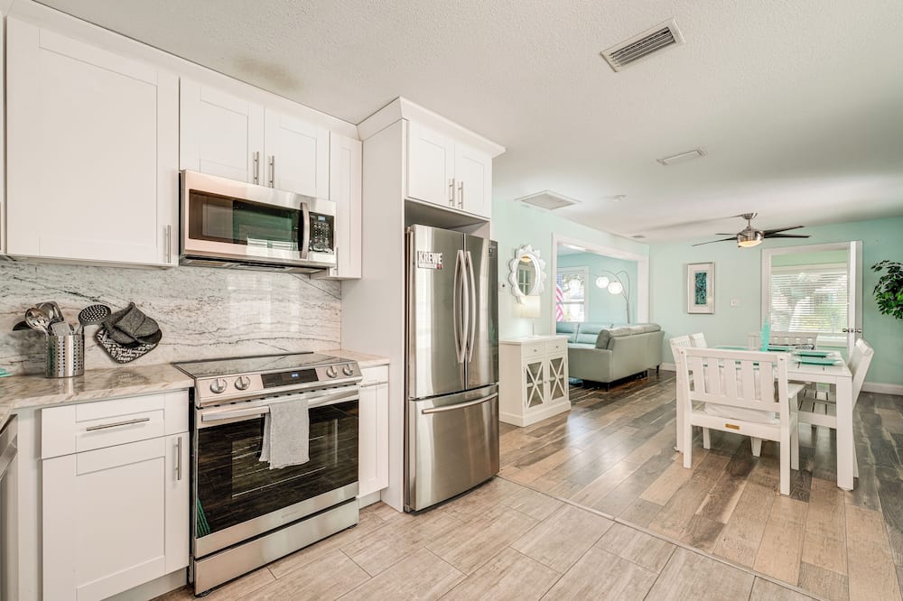 6 Mi to Raymond James Stadium: Tampa Retreat! - Crescent Lake, FL