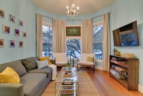 < 1 Mi to Moda Center: Walkable Portland Retreat!