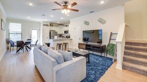 Unclassified image, 4 of 25, button - 7 Mi to Lackland Afb: Family Home w/ Patio & Yard! (San Antonio)