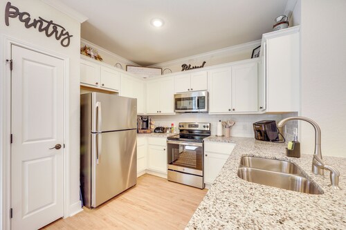 7 Mi to Lackland Afb: Family Home w/ Patio & Yard!