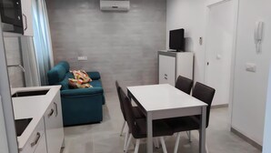 Deluxe Apartment, Balcony, City View | Living area | 42-inch flat-screen TV with cable channels - Moderno apartamento familiar con terraza (Conil de la Frontera)