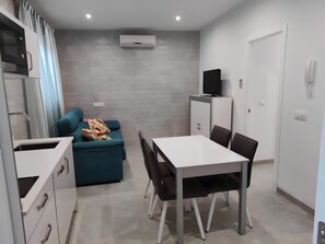 Apartamento luxo, sacada, vista para a cidade | Área de estar | TV de tela plana 42 polegadas com canais a cabo