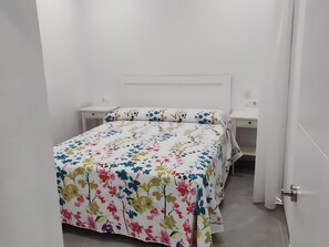Apartemen Deluks, balkon, pemandangan kota | Setrika/meja setrika dan Wi-Fi gratis