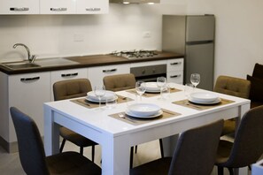 Kühlschrank, Ofen, Herdplatte, Wasserkocher