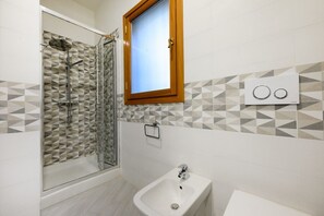 Dusche, kostenlose Toilettenartikel, Haartrockner, Bademäntel
