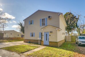 Apartment (2 Bedrooms) | Interior - < 1 Mi to Beach! Quaint Norfolk Duplex w/ Yard (Norfolk)