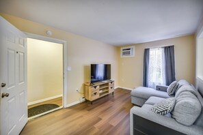 Apartment (2 Bedrooms) | Interior - < 1 Mi to Beach! Quaint Norfolk Duplex w/ Yard (Norfolk)