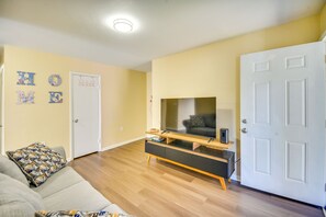 Interior - Explore & Relax! Norfolk Duplex < 1 Mi to Beach (Norfolk)