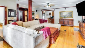 Unclassified image, 3 of 35, button - 4 Mi to Camelback! Group-friendly Poconos Cabin (Tannersville)