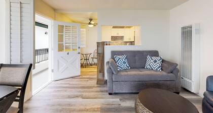 1BR Ocean-view Apt - Walk to Beach, Shops & Pier