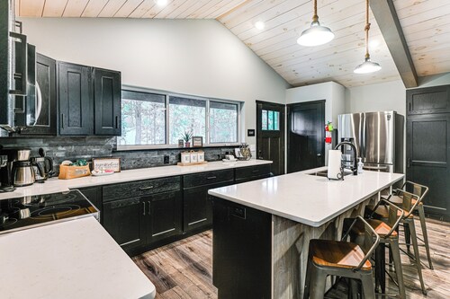 3 Mi to Sand Valley: Golf Retreat By the Beach!