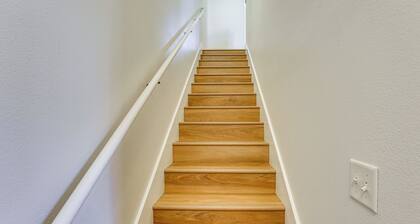 5 Mi to Univ of Arkansas: Cozy Townhome w/ Deck