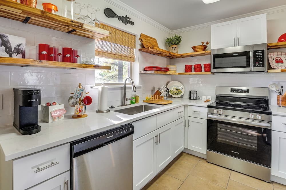 5 Mi to Univ of Arkansas: Cozy Townhome w/ Deck