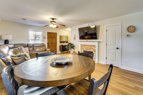 5 Mi to Univ of Arkansas: Cozy Townhome w/ Deck