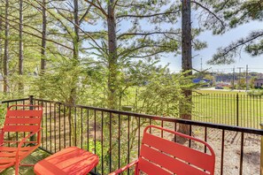 Interior - 5 Mi to Univ of Arkansas: Cozy Townhome w/ Deck (Springdale)