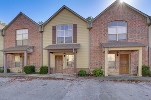 Interior - 5 Mi to Univ of Arkansas: Cozy Townhome w/ Deck (Springdale)