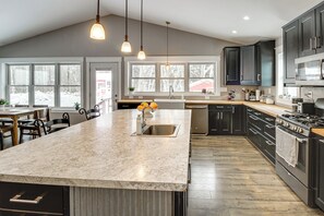 House (6 Bedrooms) | Interior