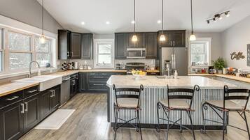 House (6 Bedrooms) | Interior