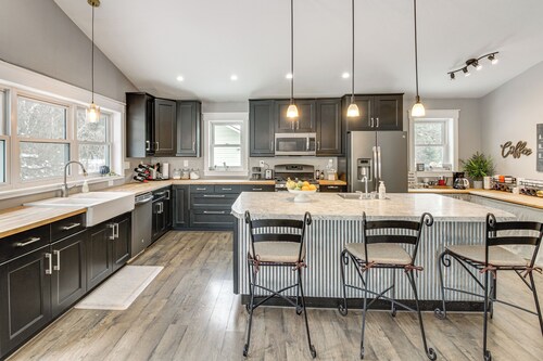 Group Retreat Near Spirit Mtn & Duluth Lakefront!