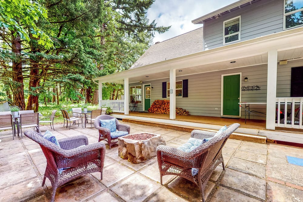 Creekside Seclusion: 'homested Retreat' in Dallas - Whiteson, OR