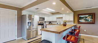 2 BR Duplex w/ Full Kitchen & Lake View