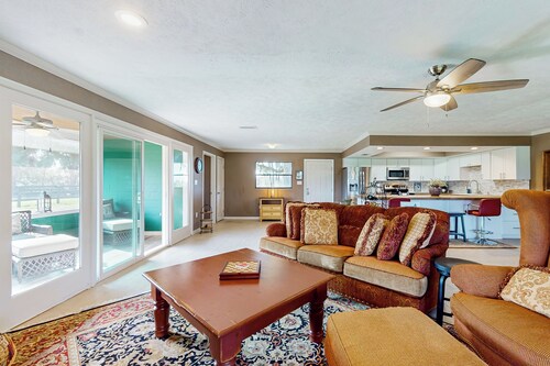 2 BR Duplex w/ Full Kitchen & Lake View