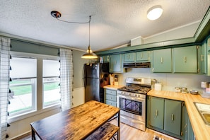 House (3 Bedrooms) | Interior - 6 Mi to State Harbor! Stylish Port Austin Home (Port Austin)