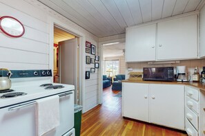 Interior - 1BR Vintage Cottage, Dog-friendly, Walk to Town (Quincy)