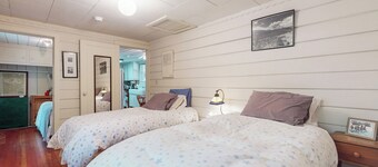1BR Vintage Cottage, Dog-friendly, Walk to Town
