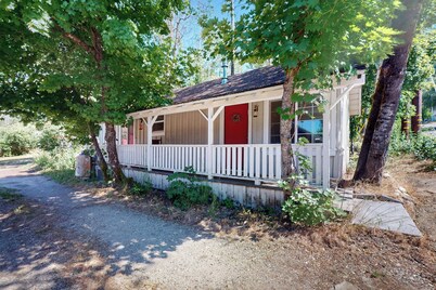 1BR Vintage Cottage, Dog-friendly, Walk to Town