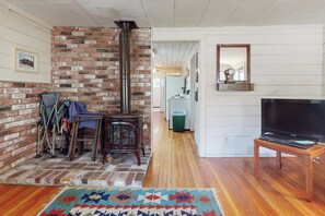 Interior - 1BR Vintage Cottage, Dog-friendly, Walk to Town (Quincy)